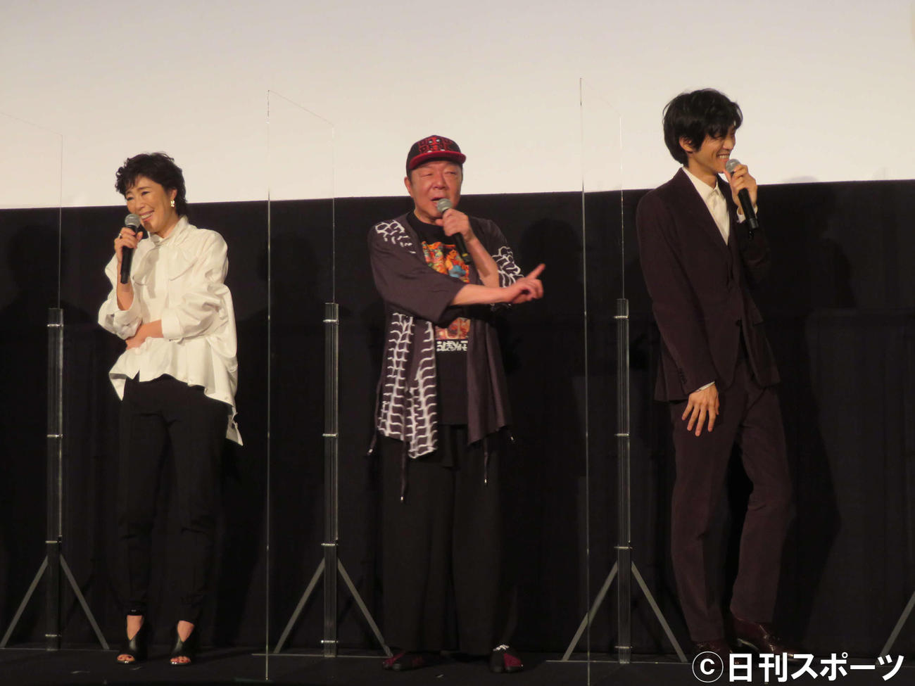 映画「空白」初日舞台あいさつで笑いが止まらない、左から寺島しのぶ、古田新太、松坂桃李（撮影・村上幸将）