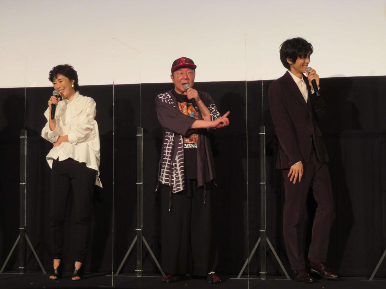 映画「空白」初日舞台あいさつで笑いが止まらない、左から寺島しのぶ、古田新太、松坂桃李（撮影・村上幸将）