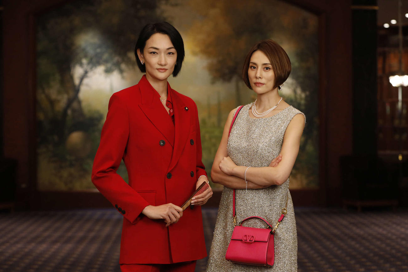 テレビ朝日系ドラマ「ドクターX～外科医・大門未知子～」（木曜午後9時）の初回にゲスト出演する冨永愛（左）と主演を務める米倉涼子