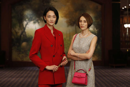 テレビ朝日系ドラマ「ドクターX～外科医・大門未知子～」（木曜午後9時）の初回にゲスト出演する冨永愛（左）と主演を務める米倉涼子