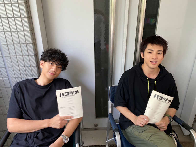 オフィシャルブログで公開された三浦翔平（左）と山田裕貴の2ショット