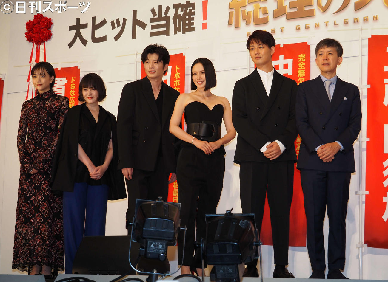映画「総理の夫」初日舞台あいさつに出席した、左から松井愛莉、貫地谷しほり、田中圭、中谷美紀、工藤阿須加、河合勇人監督（撮影・遠藤尚子）