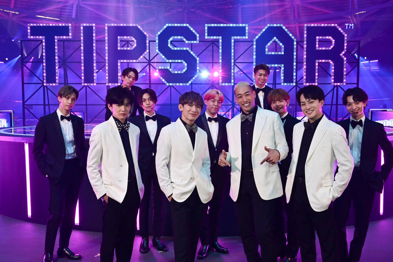 ケイリンアプリ「TIPSTAR」の新CMに出演するEXILEの、前列左から佐藤大樹、NAOTO、関口メンディー、白濱亜嵐。後列はFANTASTICS