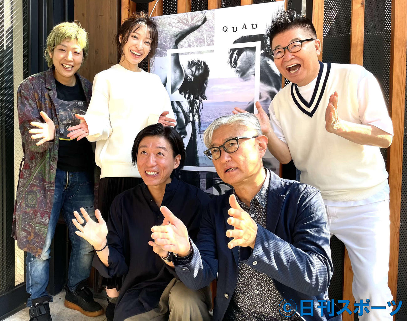 企画展「QUAD」に参加した、前列左から生島翔、堤幸彦監督、後列左からハラダケイコ氏、広山詞葉、生島ヒロシ