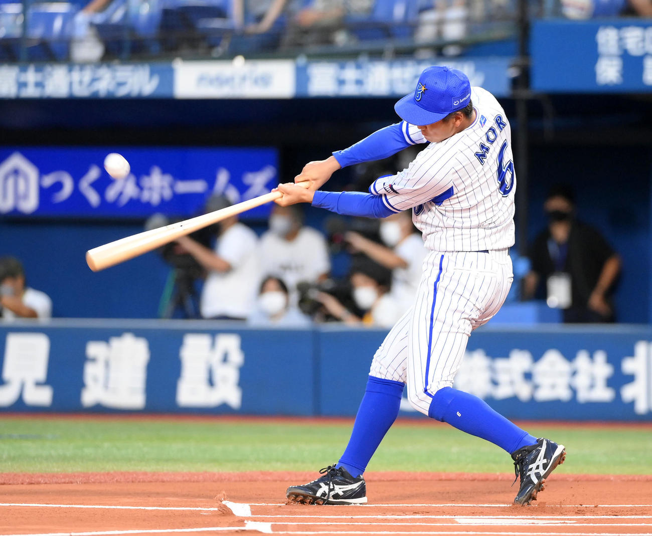 DeNA対ヤクルト　始球式の球を打つDeNA森