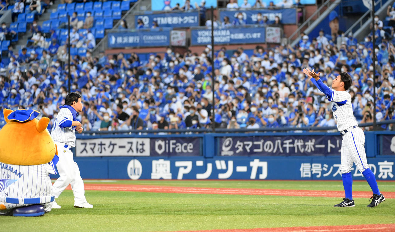 DeNA対ヤクルト　投げキス返しをするDeNA森（撮影・横山健太）