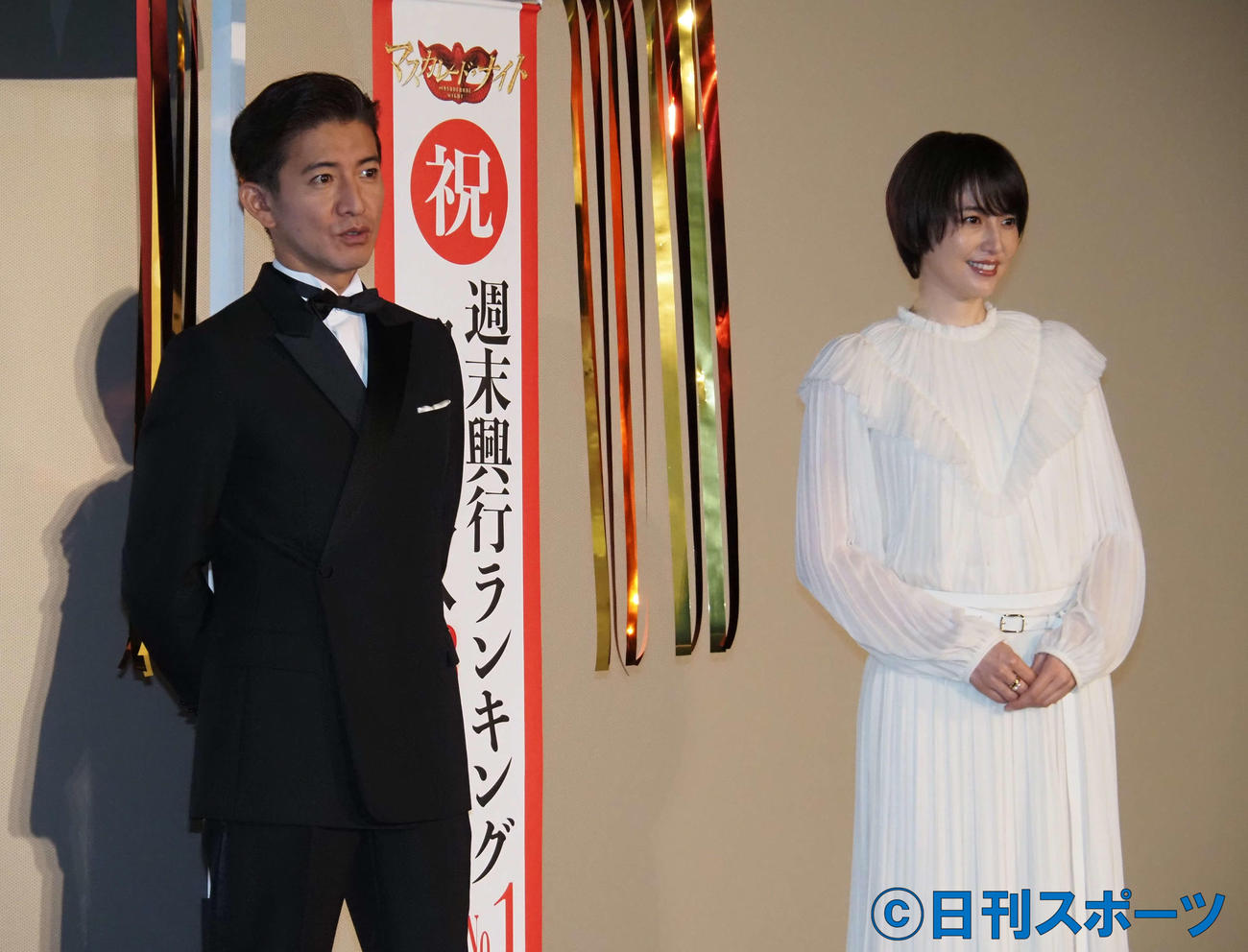 映画「マスカレード・ナイト」大ヒット御礼舞台あいさつに出席した木村拓哉（左）と長澤まさみ（撮影・遠藤尚子）