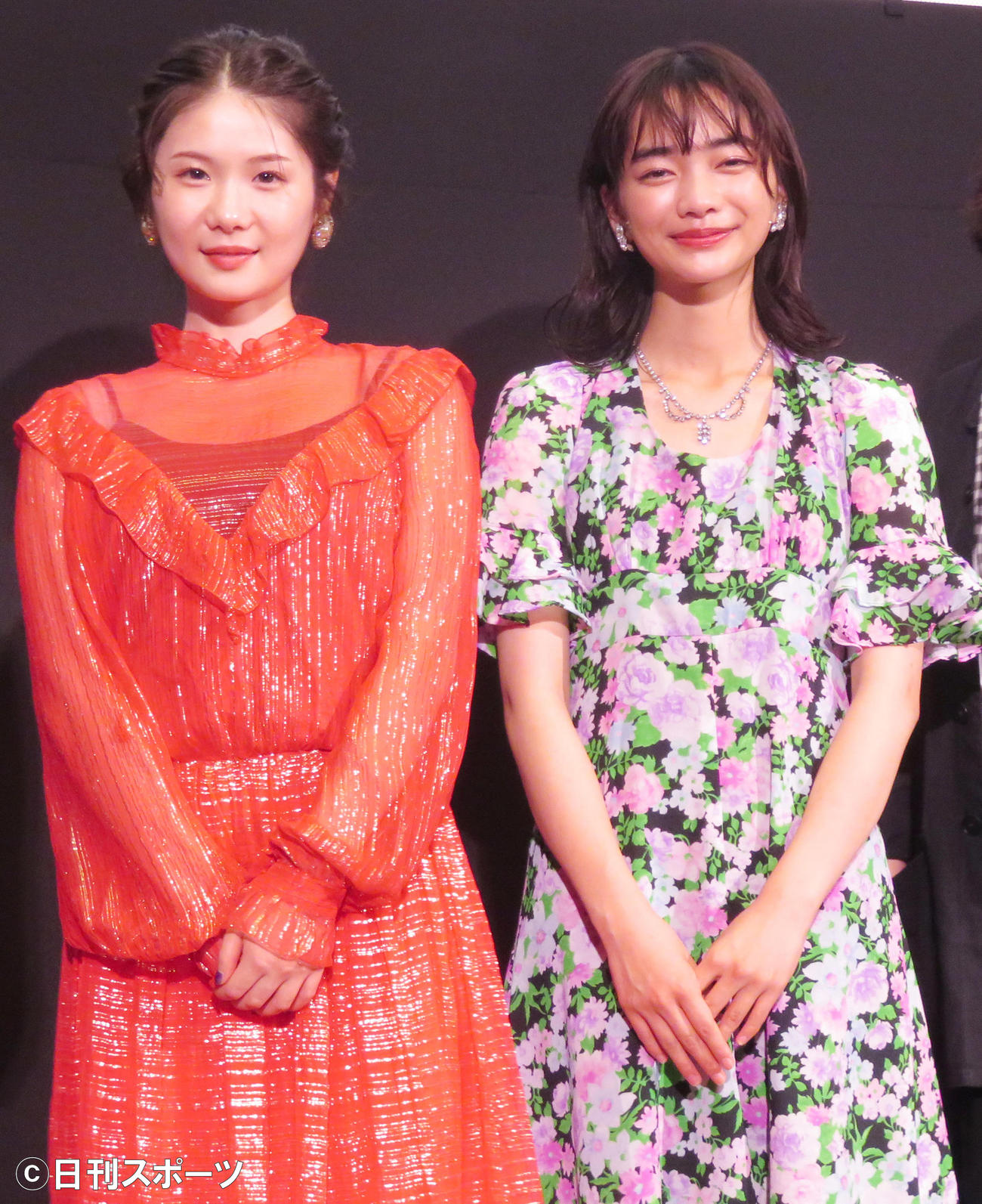 映画「プリテンダーズ」のプレミア上映イベントに出席した小野花梨（左）と見上愛（撮影・佐藤成）