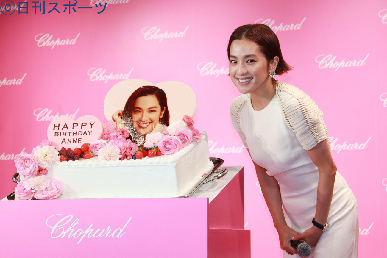 「Happy Sport　－Tale of An Icon－」発表会で誕生日ケーキをサプライズプレゼントされ笑顔の中村アン（撮影・勝部晃多）