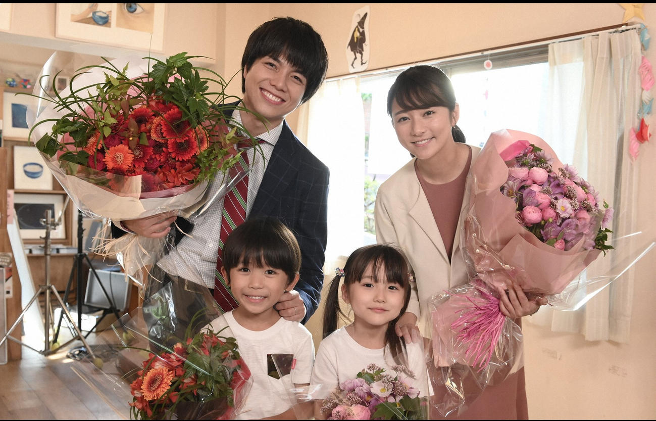 TBS系連続ドラマ「＃家族募集します」でクランクアップを迎えた重岡大毅（上段左）と木村文乃（同右）（C）TBS