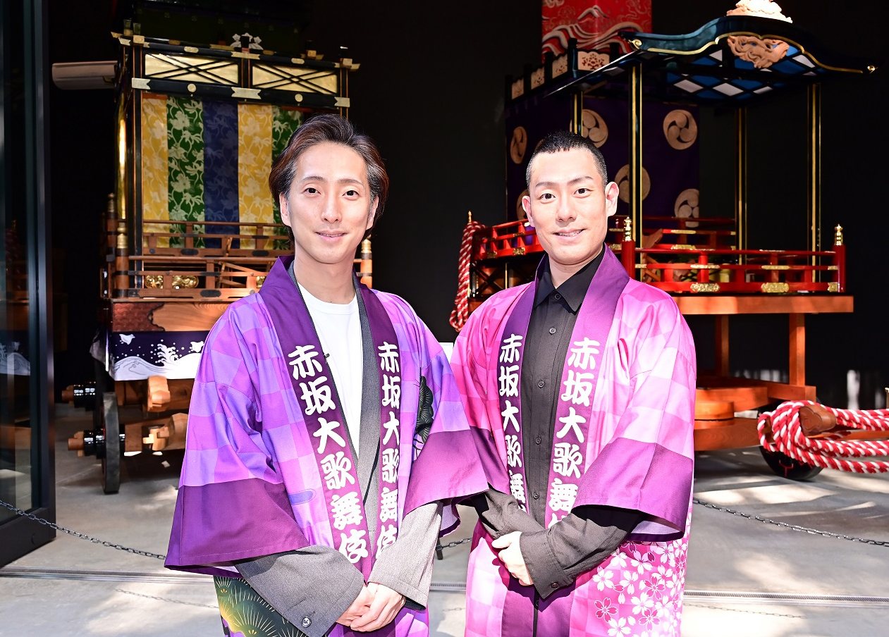 「赤坂大歌舞伎」成功を祈願し、赤坂氷川神社を参拝した中村七之助（左）と中村勘九郎