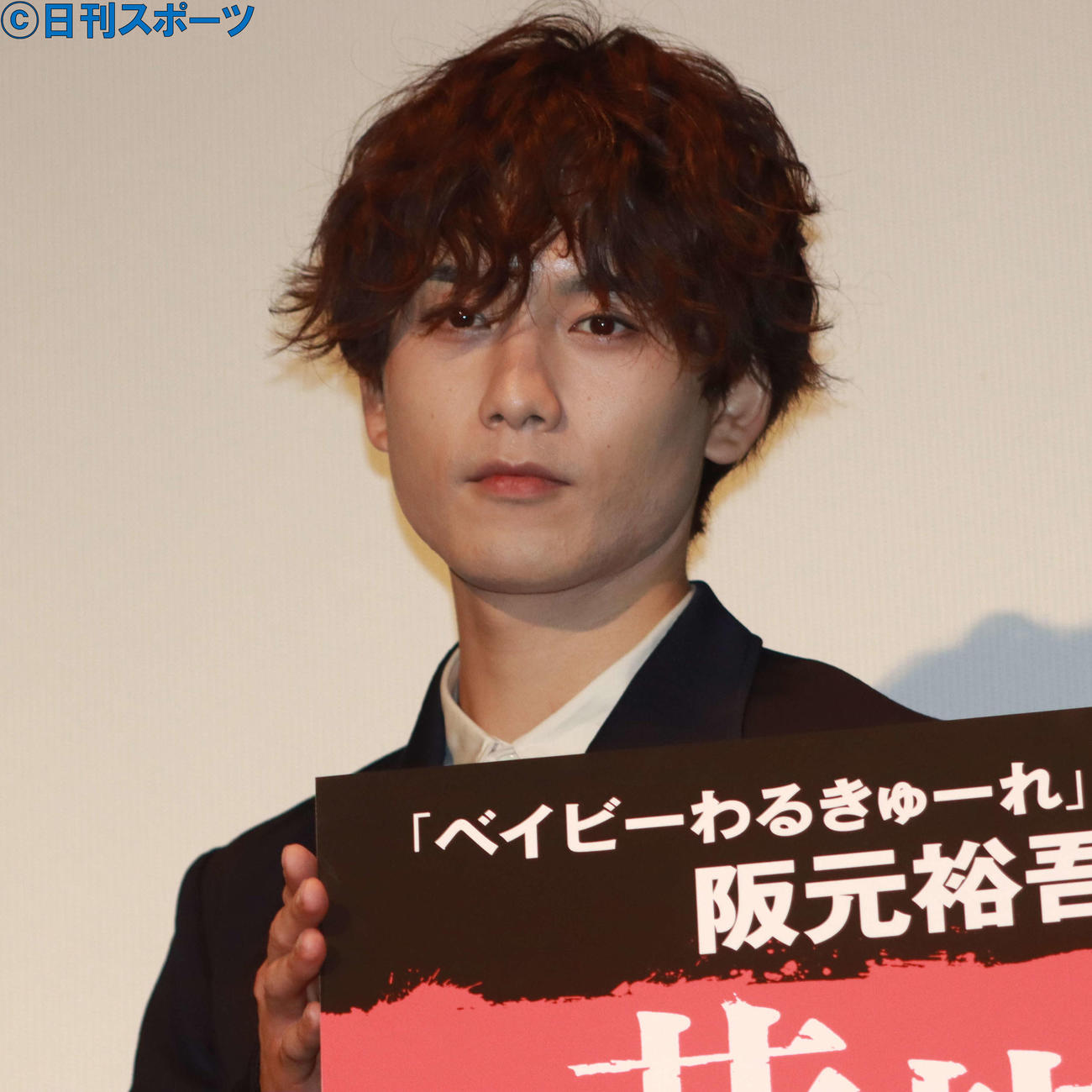 映画「黄龍の村」初日舞台あいさつで写真に納まる水石亜飛夢（撮影・勝部晃多）