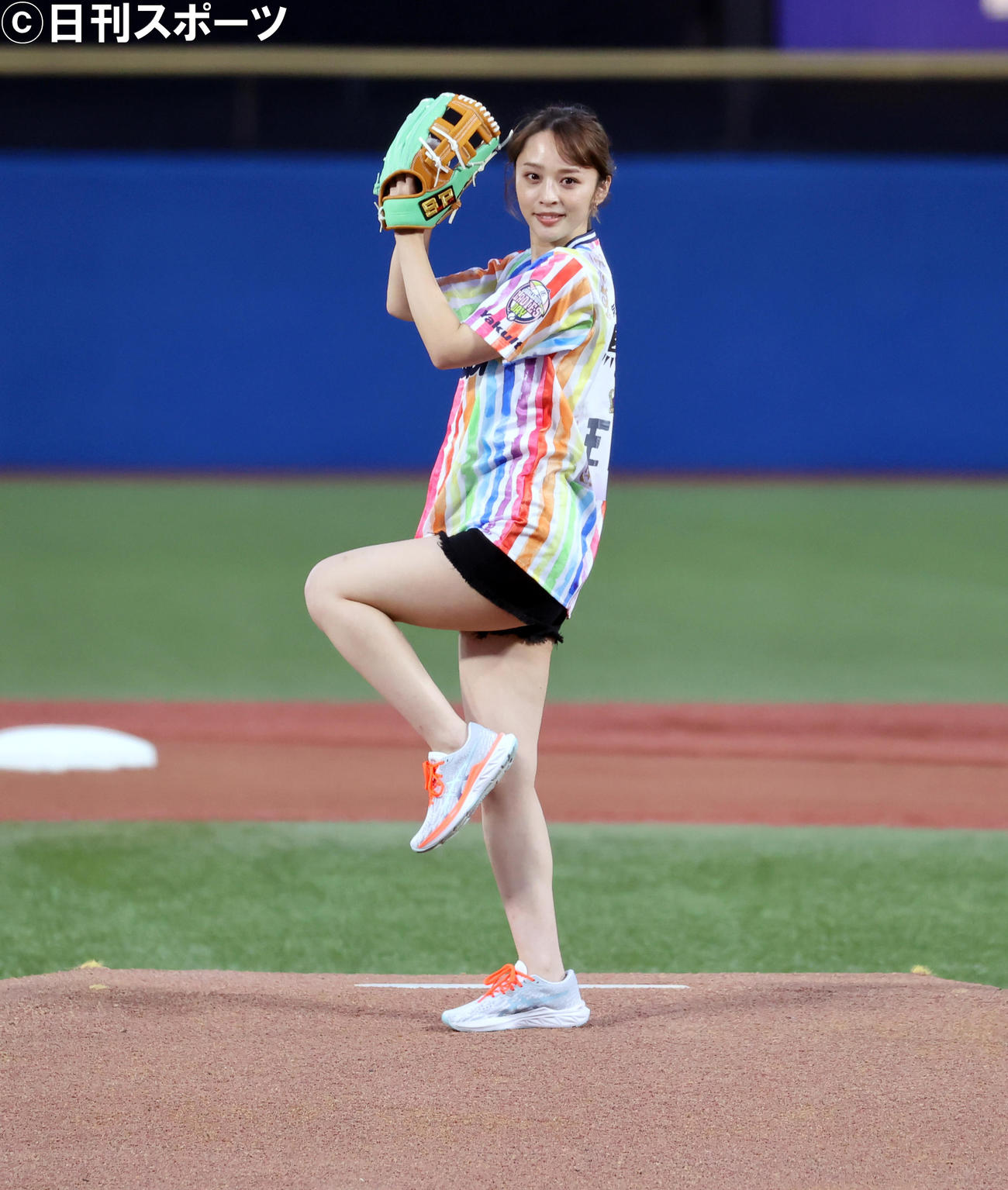 ヤクルト－中日戦の始球式で投げる神部美咲（撮影・浅見桂子）
