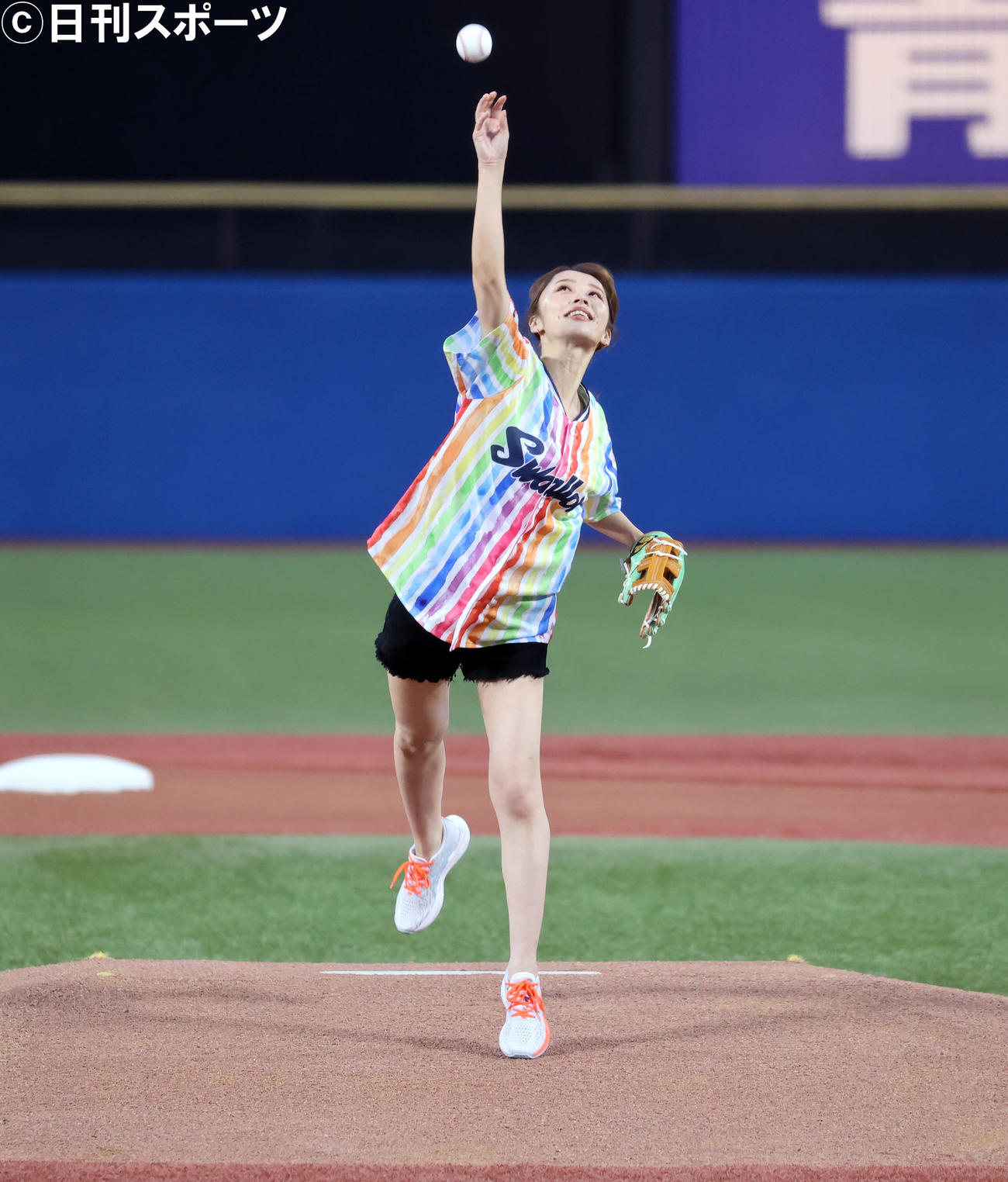 ヤクルト－中日戦の始球式で投げる神部美咲（撮影・浅見桂子）