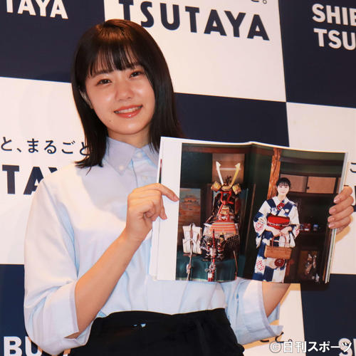 SHIBUYA TSUTAYAの一日店長に就任し、写真集を片手に笑顔の瀧野由美子（撮影・勝部晃多）