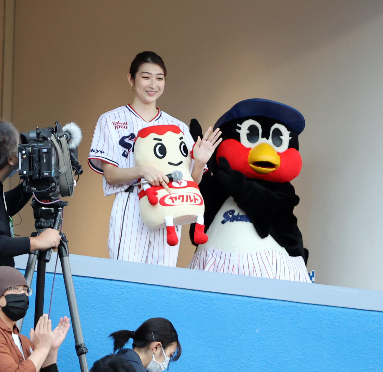 ヤクルト対中日　始球式に登場する池江璃花子は、試合前テレビブースから手を振る（撮影・浅見桂子）