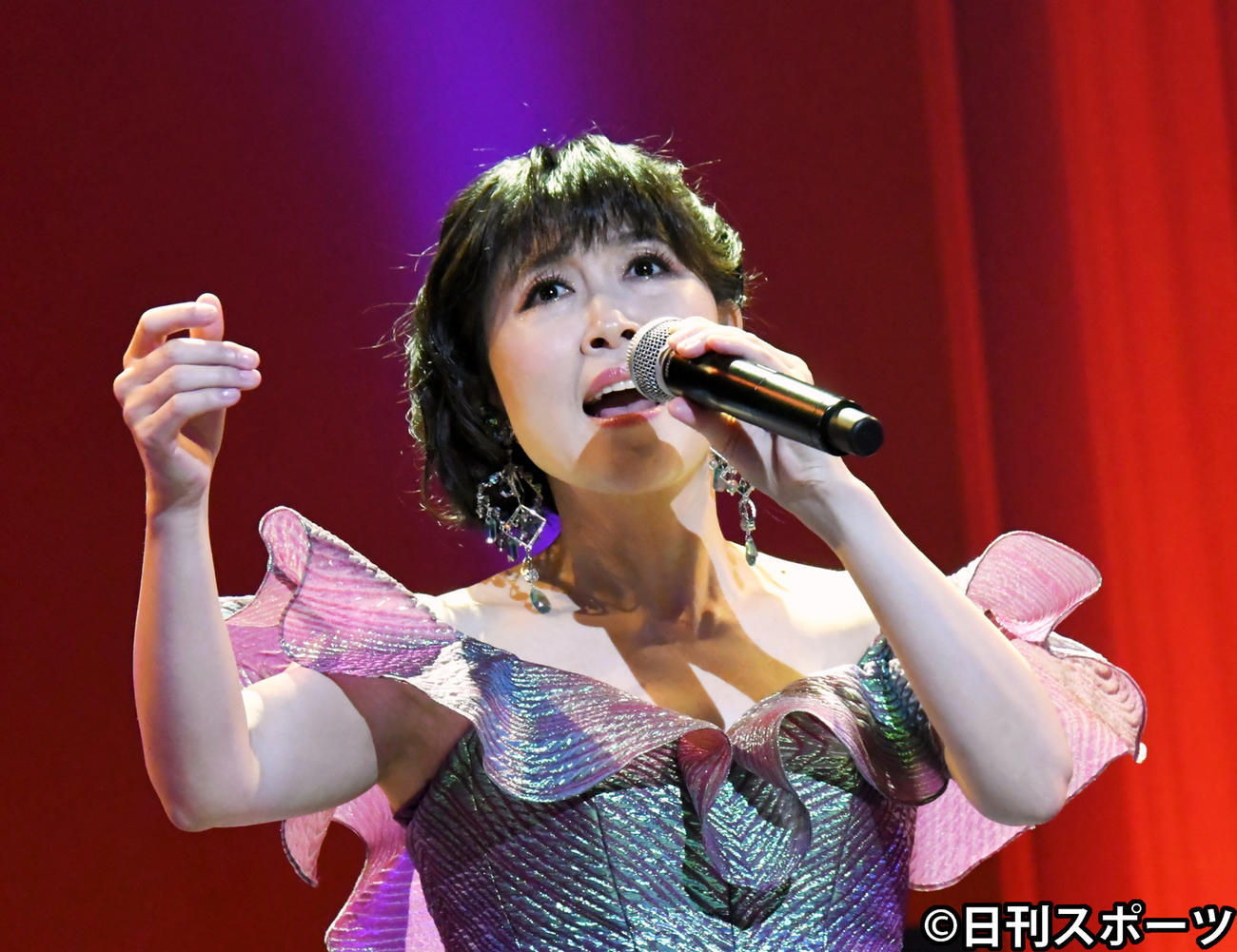 2年ぶりの中野サンプラザ公演で「鳴子峡」を披露した水森かおり（撮影・酒井清司）
