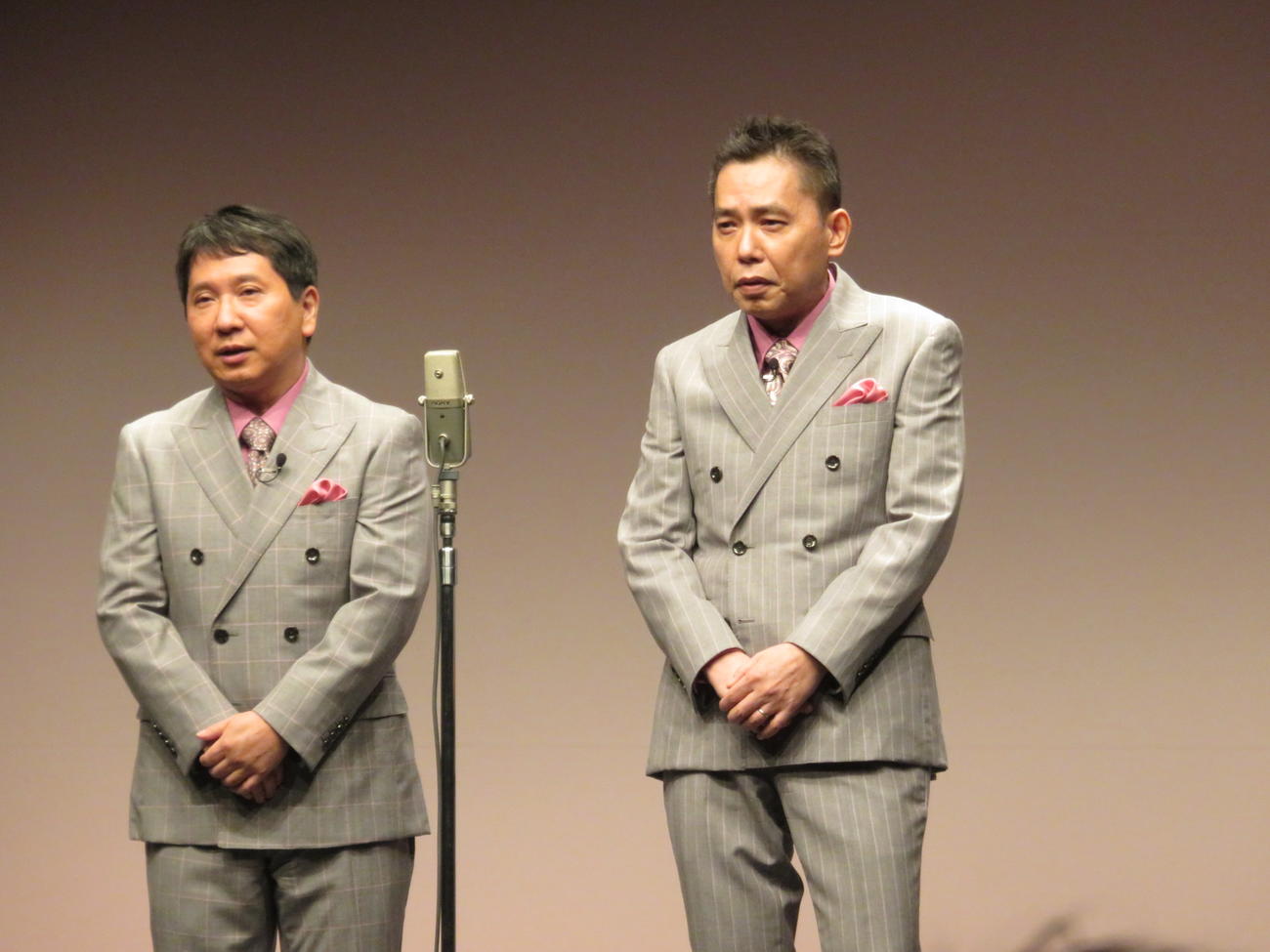 爆笑問題の田中裕二（左）と太田光