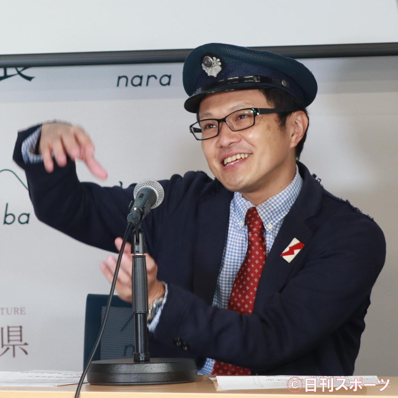 奈良まほろば館オンライン「スペシャルトークイベント」で笑顔で鉄道愛を語る南田裕介（撮影・勝部晃多）