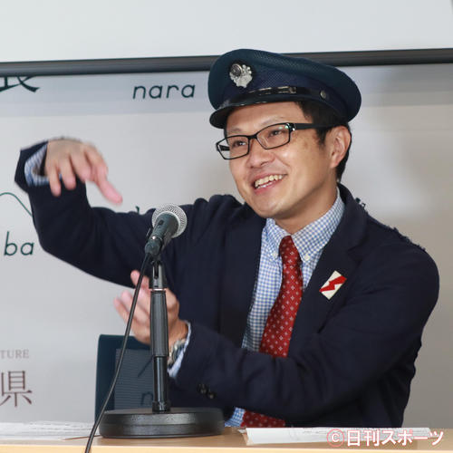 奈良まほろば館オンライン「スペシャルトークイベント」で笑顔で鉄道愛を語る南田裕介(撮影・勝部晃多)