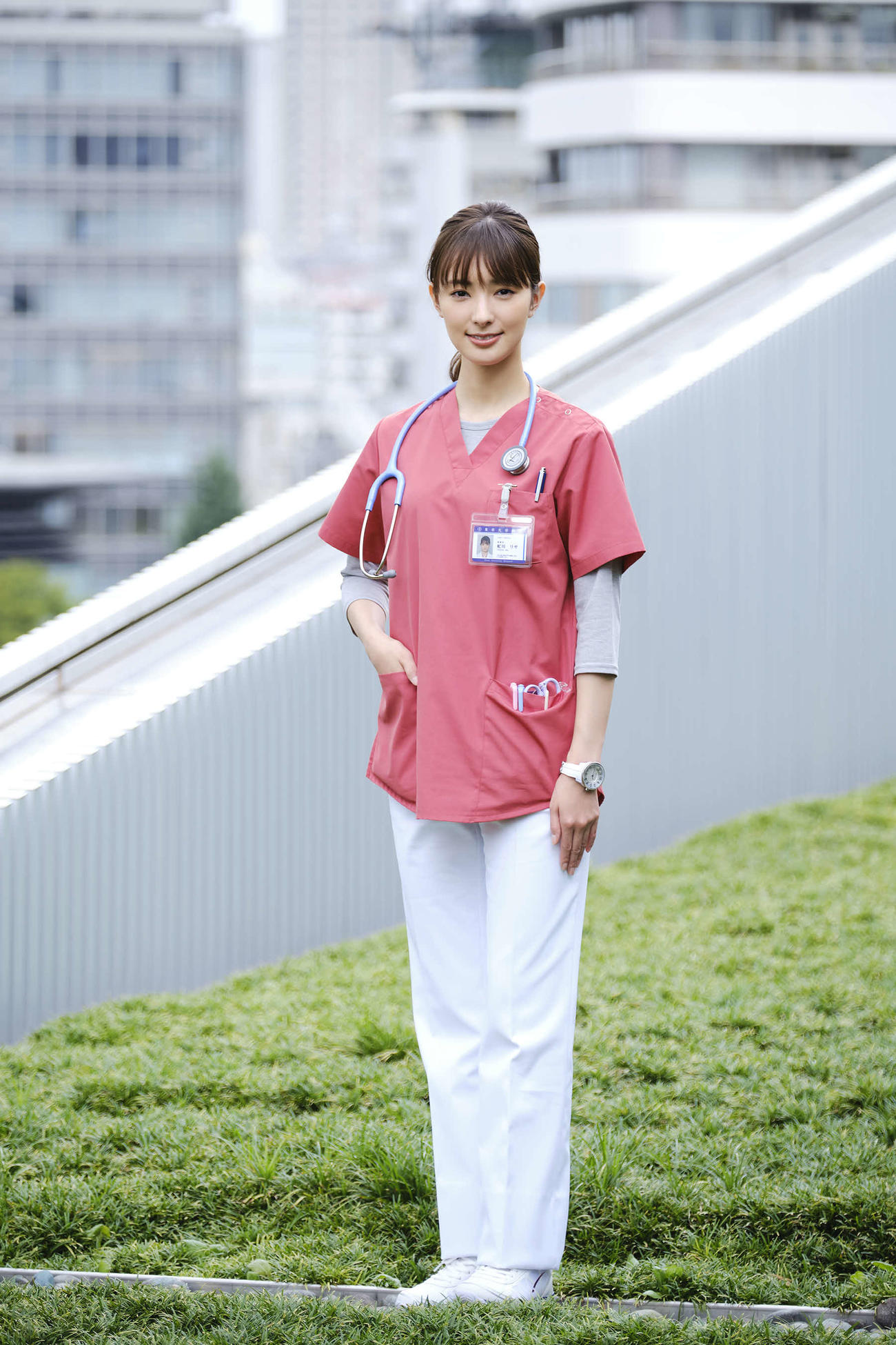 テレビ朝日系ドラマ「ドクターX～外科医・大門未知子～」で研修医を演じる宮本茉由