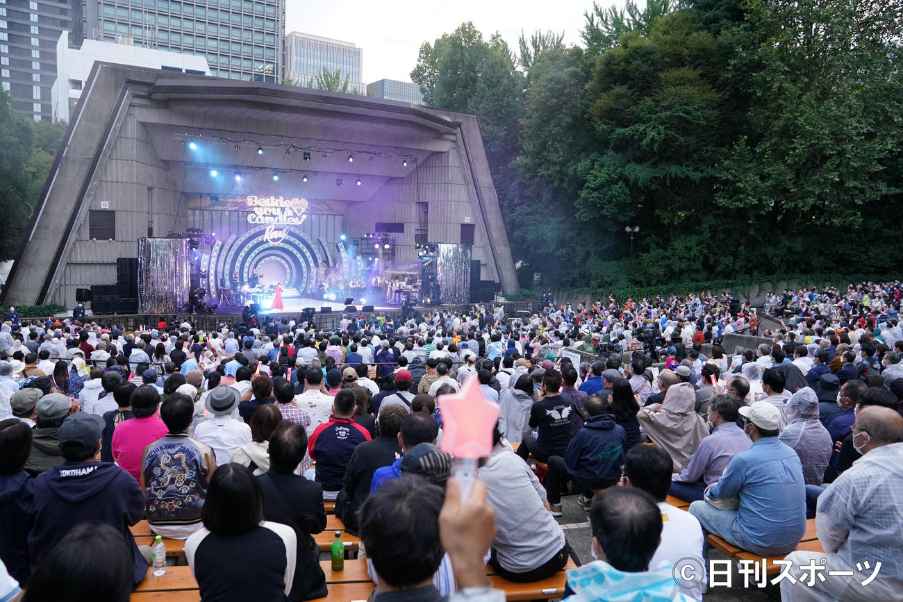 日比谷野外大音楽堂で熱唱する伊藤蘭（撮影・横山健太）