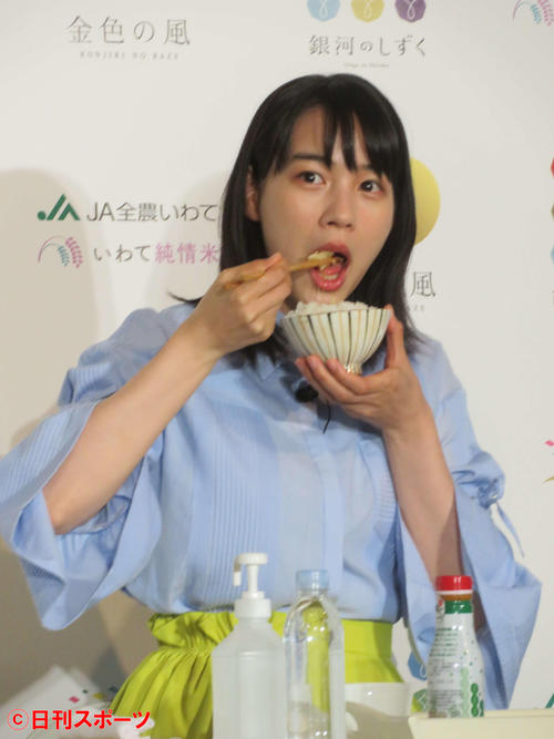 JA全農いわて2021「いわて純情米」新CM発表イベントで、銀河のしずくの新米を食べる、のん(撮影・村上幸将)