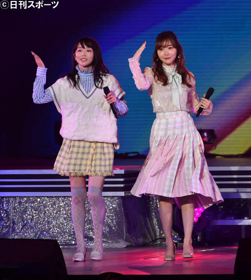 卒業コンサートで歌う峯岸みなみ(左)と指原莉乃(2021年5月撮影)