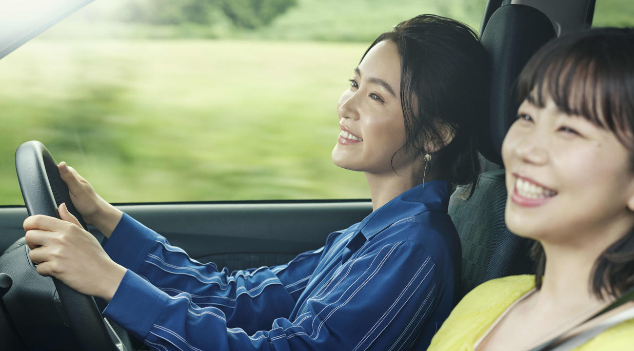 山口紗弥加（左）が出演する日産デイズの新CM