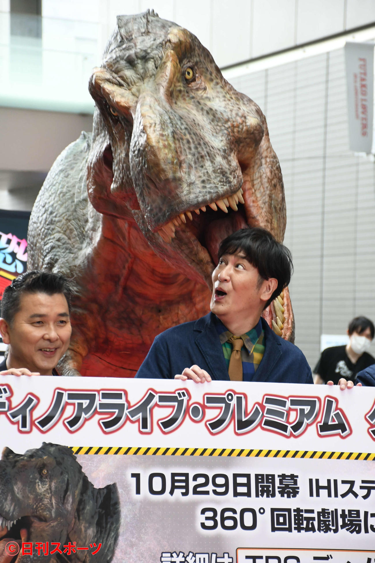 ディノアライブ・プレミアム「TIME DIVER2021」発表会でティラノサウルスに頭を狙われるココリコ田中直樹（撮影・大友陽平）