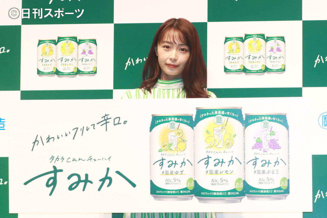 タカラcanチューハイ「すみか」新商品発売発表会でボードを手に笑顔を見せる宇垣美里（撮影・勝部晃多）
