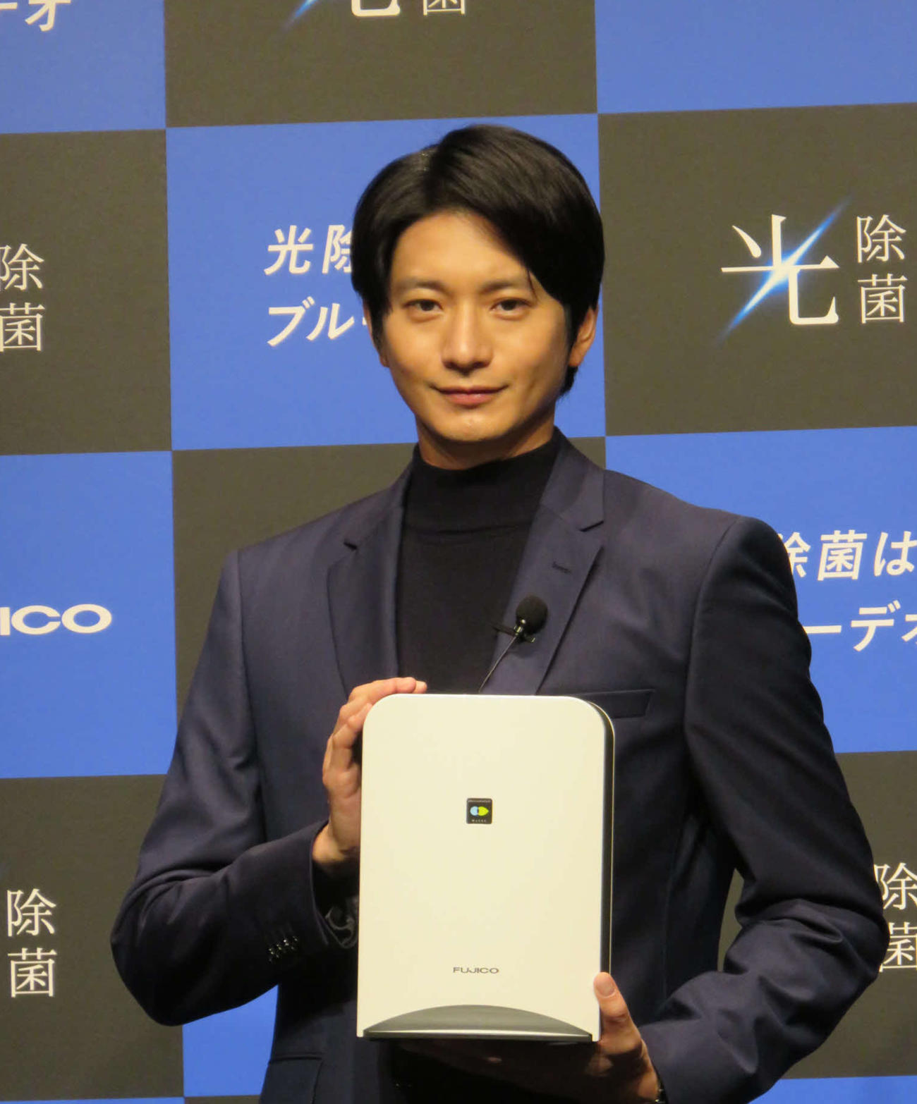 ブルーデオのCM会見に出席した向井理