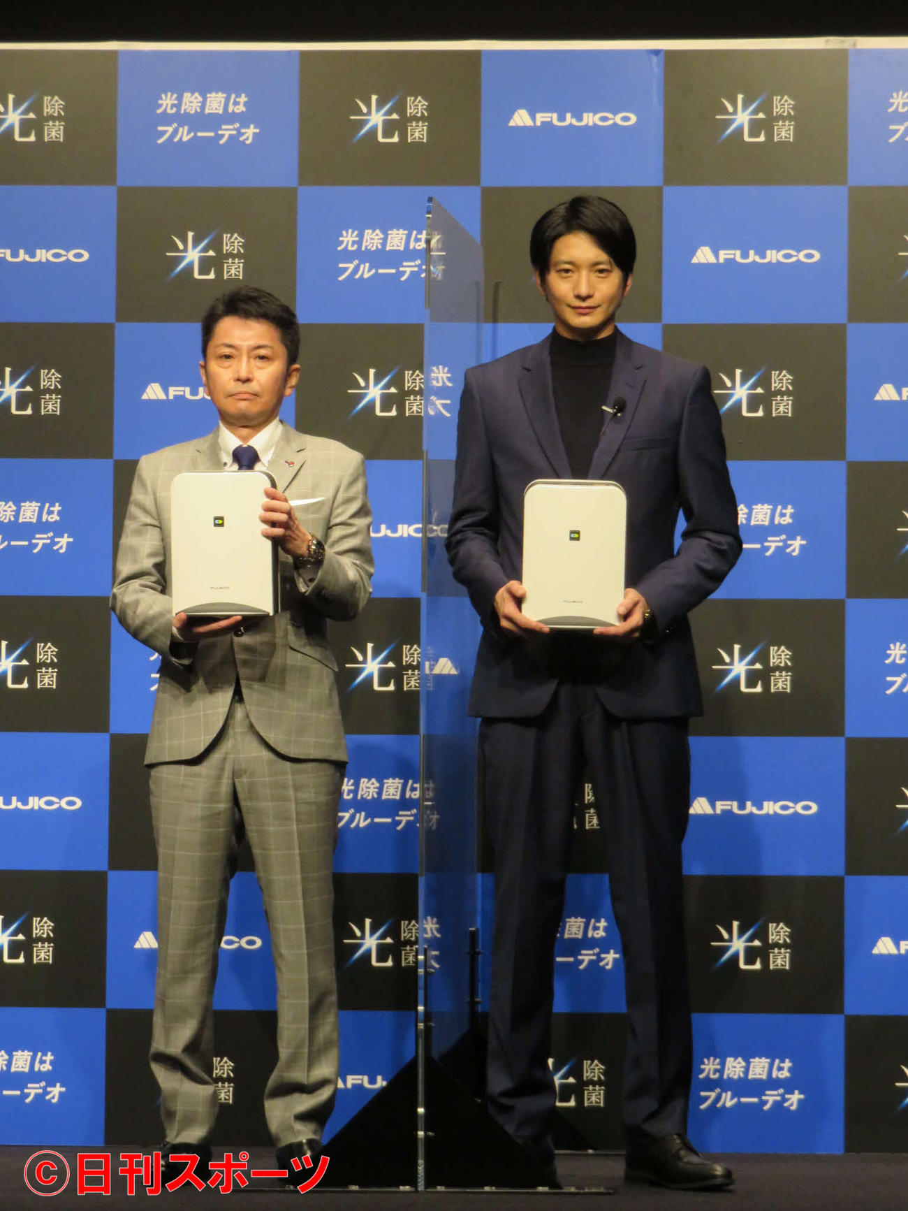 ブルーデオのCM会見に出席した向井理（右）とフジコー萩尾寿昭社長