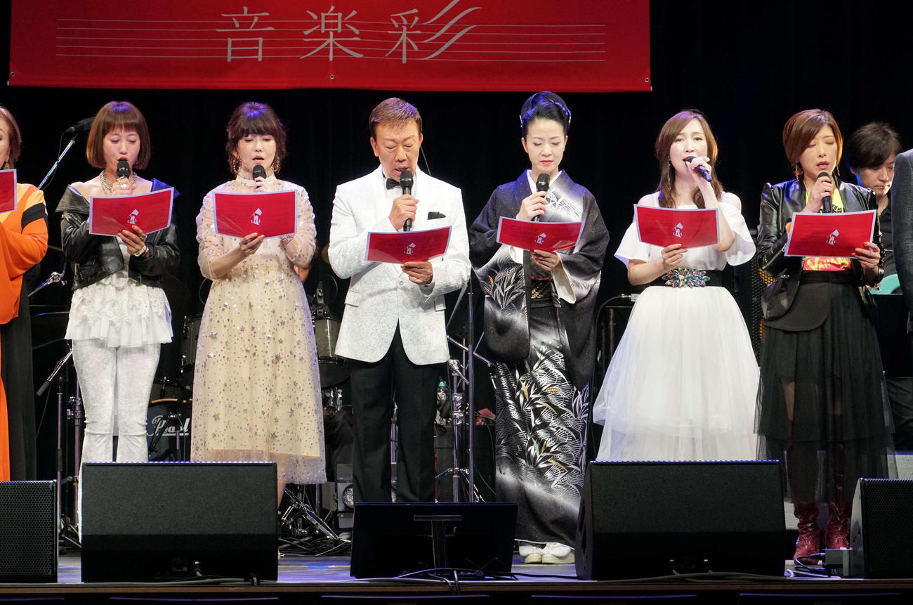 19年11月に開催された本田美奈子．さん追悼ライブイベント「音楽彩」に出演した、左から工藤夕貴、松本伊代、橋幸夫、坂本冬美、森口博子、TRFのYU－KI