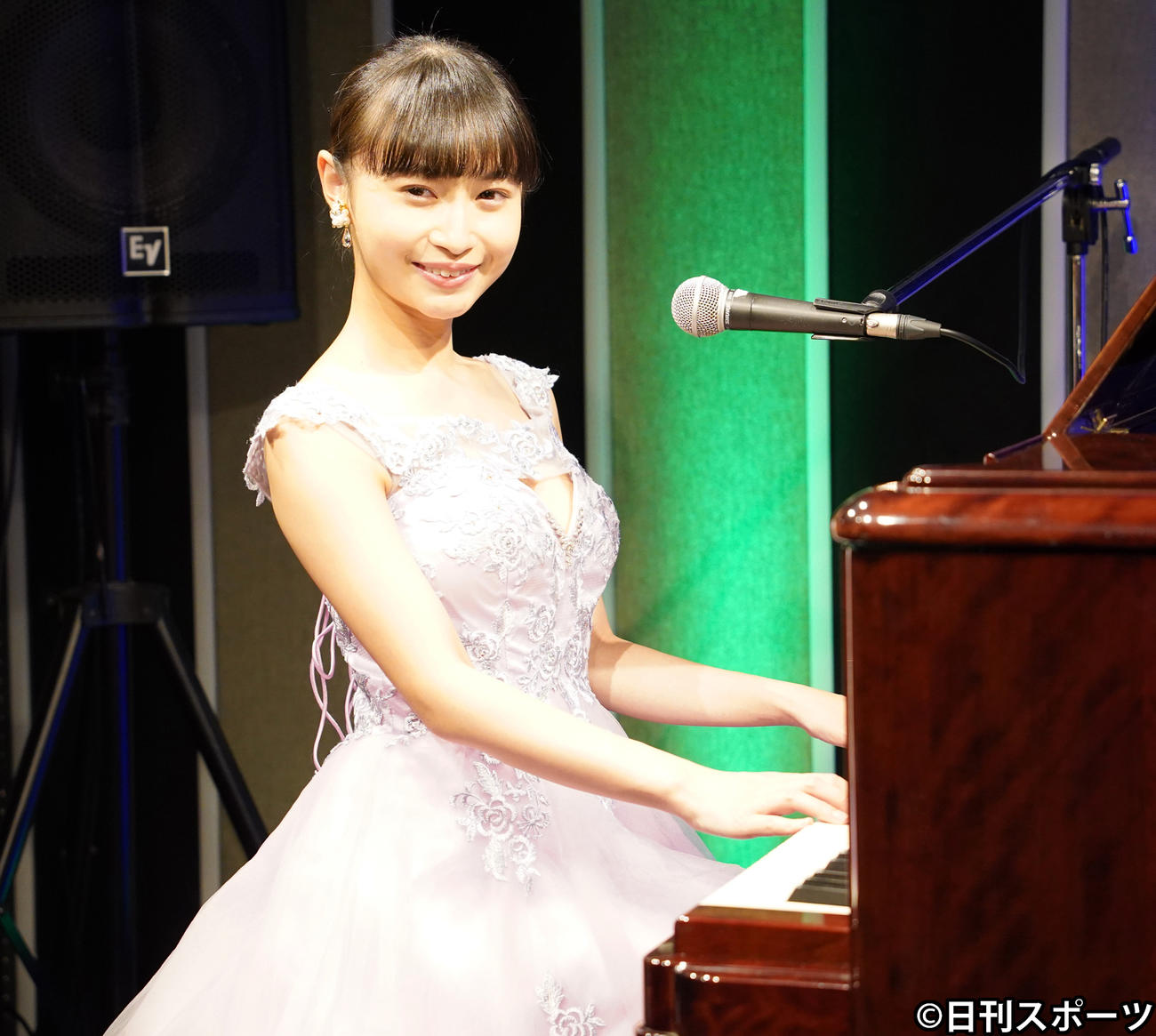 初の配信ライブを開催した望月琉叶は、ピアノの前で写真に納まる（撮影・佐藤勝亮）
