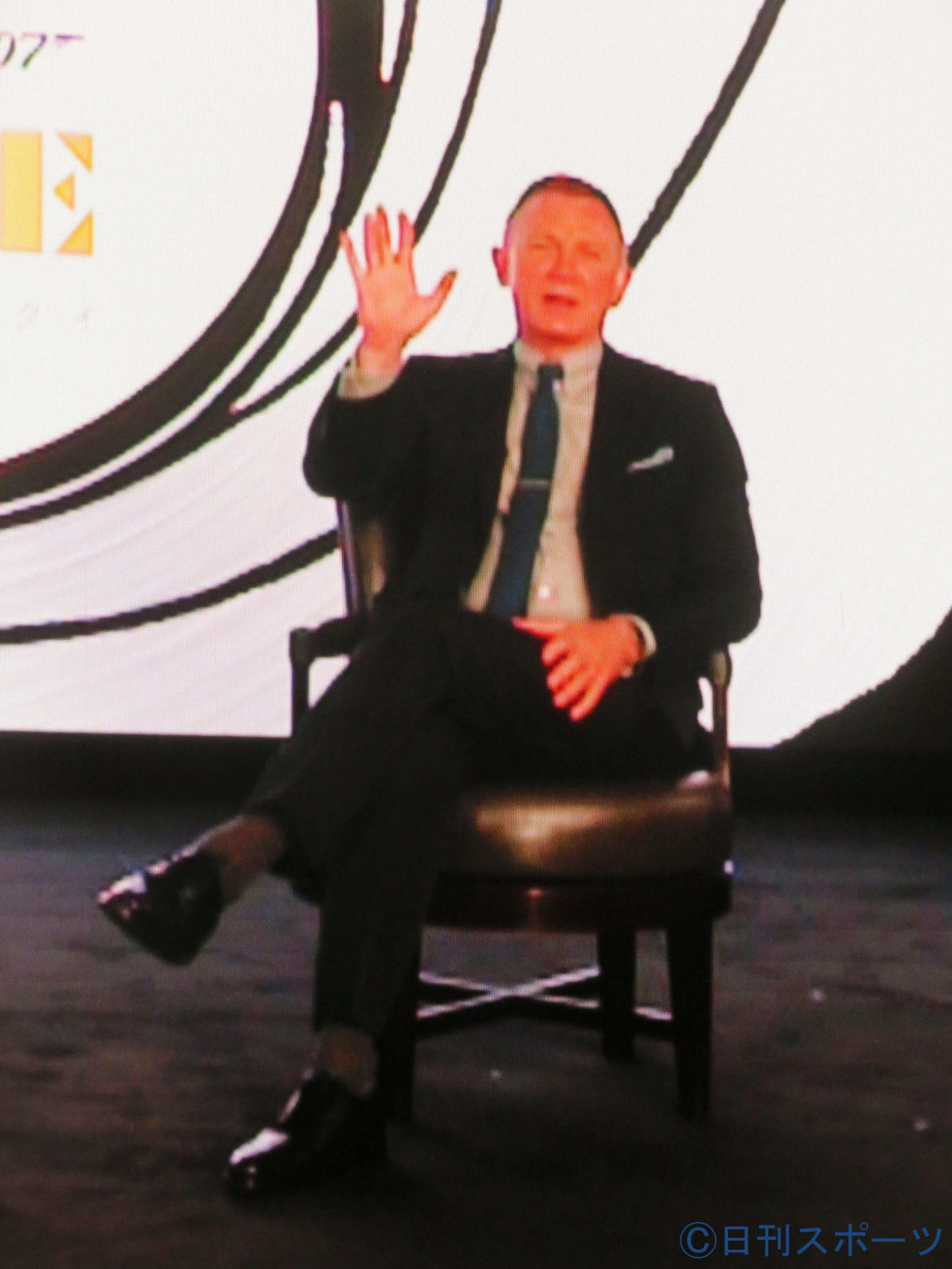 「007／ノー・タイム・トゥ・ダイ」バーチャルイベントに、英ロンドンからバーチャルで参加し、日本のファンに手を振るダニエル・クレイグ（撮影・村上幸将）