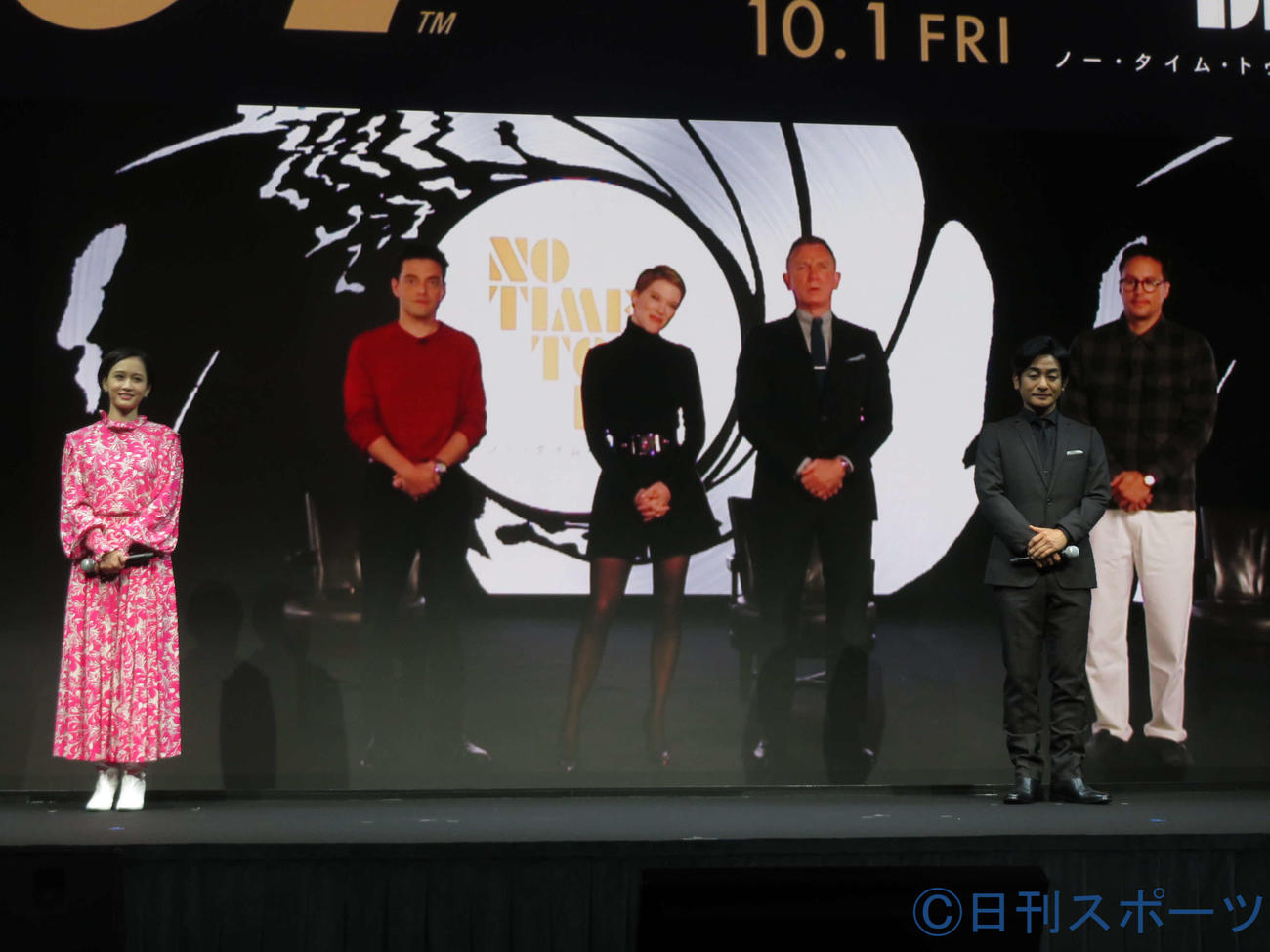 「007／ノー・タイム・トゥ・ダイ」バーチャルイベントに参加した前列左から前田敦子と片岡愛之助、後列は左からラミ・マレック、レア・セドゥ、ダニエル・クレイグ、フクナガ監督（撮影・村上幸将）