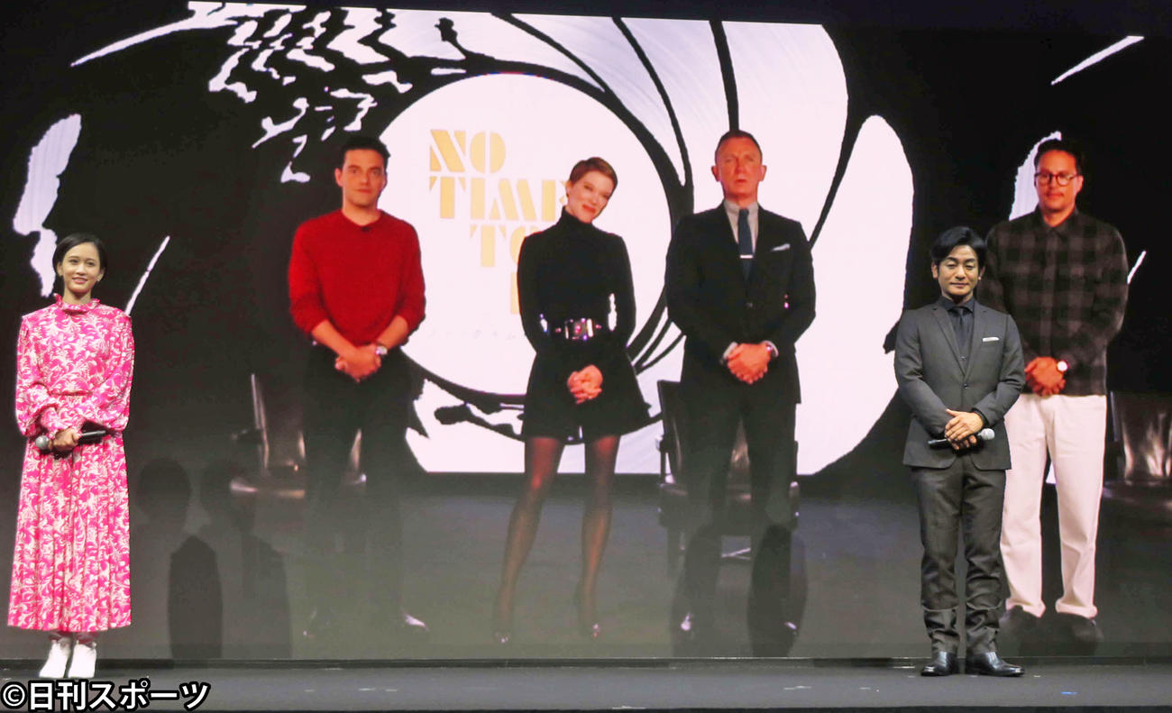 「007/ノー・タイム・トゥ・ダイ」イベントに参加した前列左から前田敦子と片岡愛之助、後列左からバーチャルで参加したラミ・マレック、レア・セドゥ、ダニエル・クレイグ、キャリー・ジョージ・フクナガ監督（撮影・村上幸将）