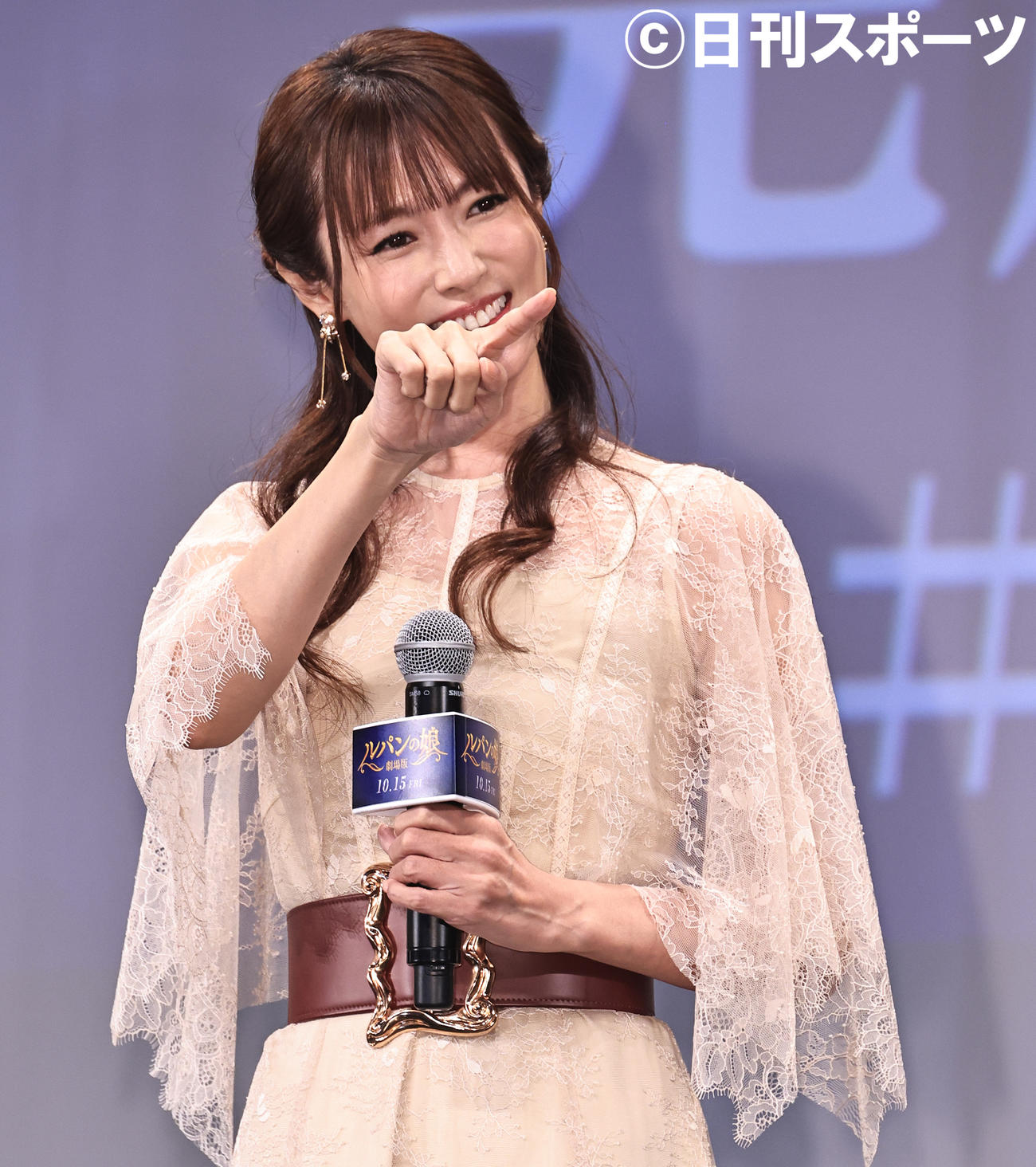 「劇場版　ルパンの娘」完成披露舞台あいさつで元気な姿を見せた深田恭子（撮影・中島郁夫）