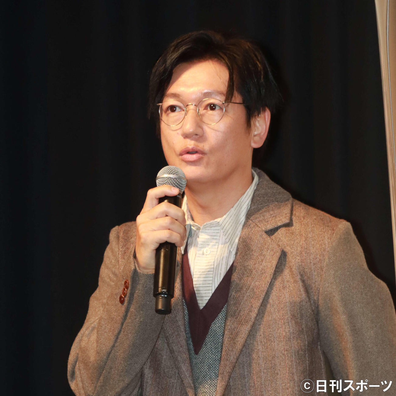 映画「かそけきサンカヨウ」完成報告会であいさつする井浦新（撮影・勝部晃多）