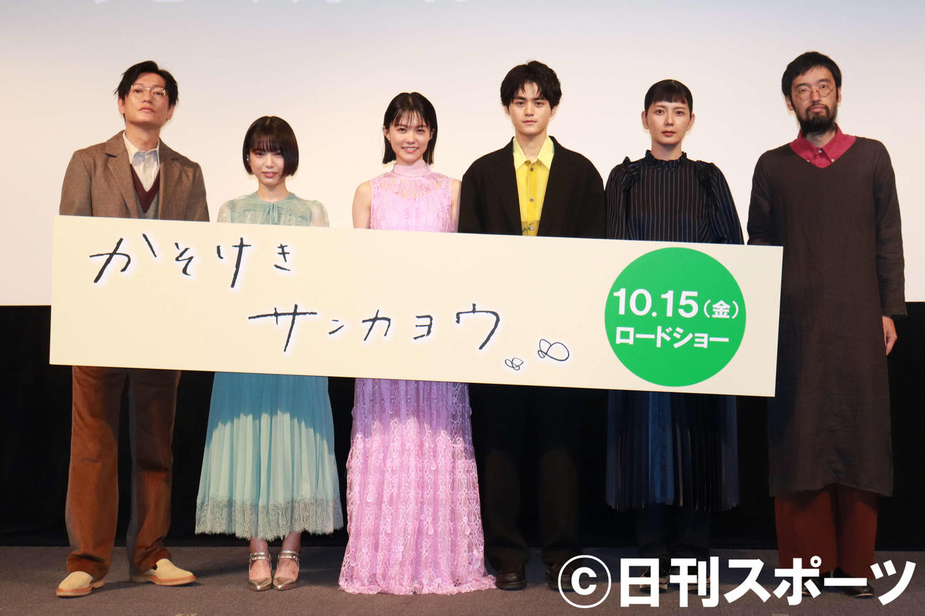 映画「かそけきサンカヨウ」完成報告会で写真に納まる登壇者。左から井浦新、中井友望、志田彩良、鈴鹿央士、菊池亜希子、今泉力哉監督（撮影・勝部晃多）