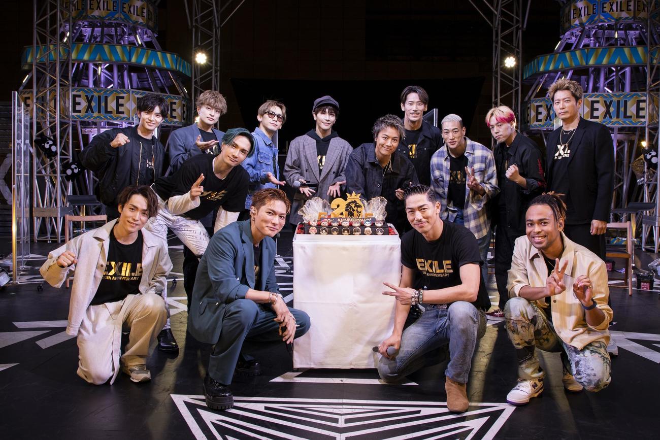 デビュー20周年を迎えスペシャルファンミーティングを行ったEXILE。前列左からTETSUYA、SHOKICHI、AKIRA、NESMITH、後列左から佐藤大樹、白濱亜嵐、橘ケンチ、NAOTO、岩田剛典、TAKAHIRO、小林直己、関口メンディー、世界、黒木啓司