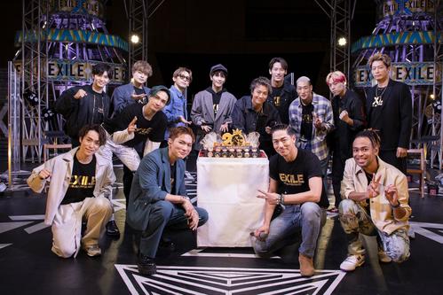 デビュー20周年を迎えスペシャルファンミーティングを行ったEXILE。前列左からTETSUYA、SHOKICHI、AKIRA、NESMITH、後列左から佐藤大樹、白濱亜嵐、橘ケンチ、NAOTO、岩田剛典、TAKAHIRO、小林直己、関口メンディー、世界、黒木啓司