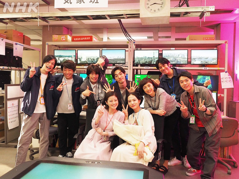 清原果耶（前列右）、今田美桜（前列左）ら「おかえりモネ」出演者と記念撮影する高岡早紀（後列右から3人目）（高岡早紀オフィシャルブログより）