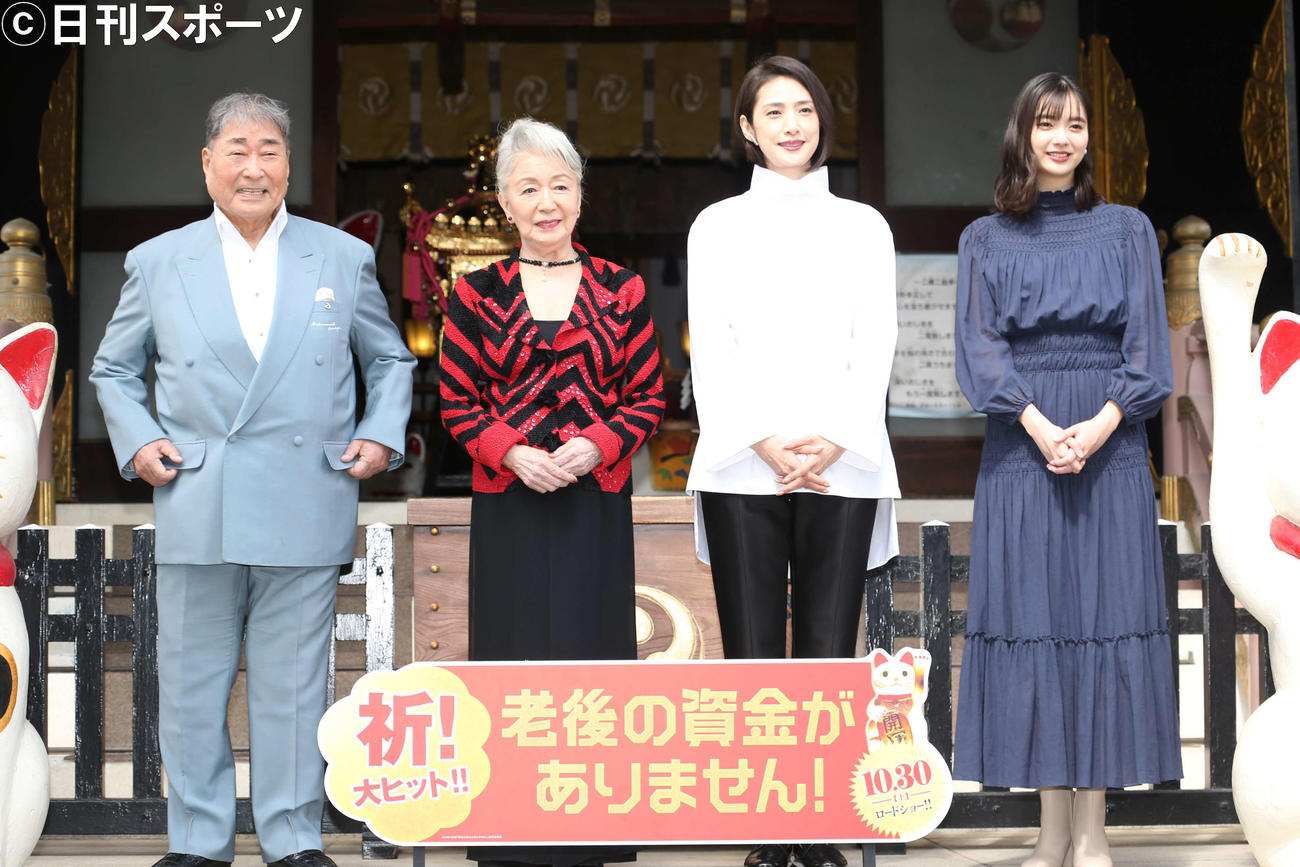 映画「老後の資金がありません！」ヒット祈願イベントにて、記念撮影に納まる、左から毒蝮三太夫、草笛光子、天海祐希、新川優愛（撮影・阿部泰斉）
