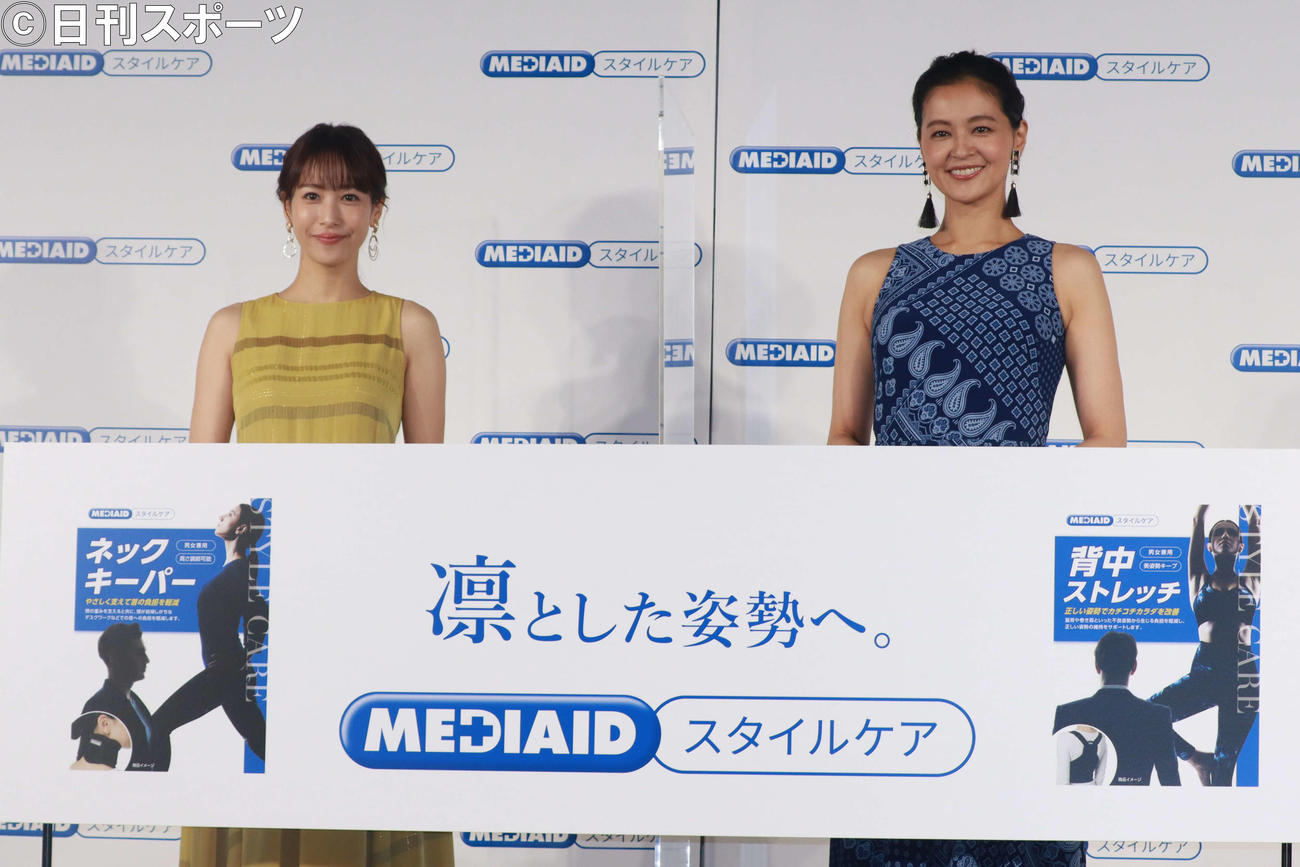 日本シグマックス「MEDIAID　スタイルケア」発売記念PRイベントで写真に納まる鷲見玲奈（左）と黒谷友香（撮影・勝部晃多）