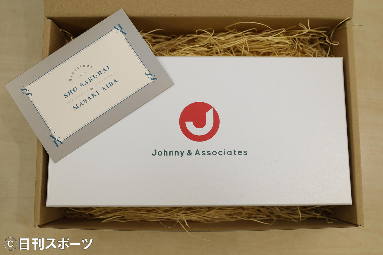 結婚を報告した嵐の櫻井翔、相葉雅紀から報道各社に送られたメッセージカードと菓子