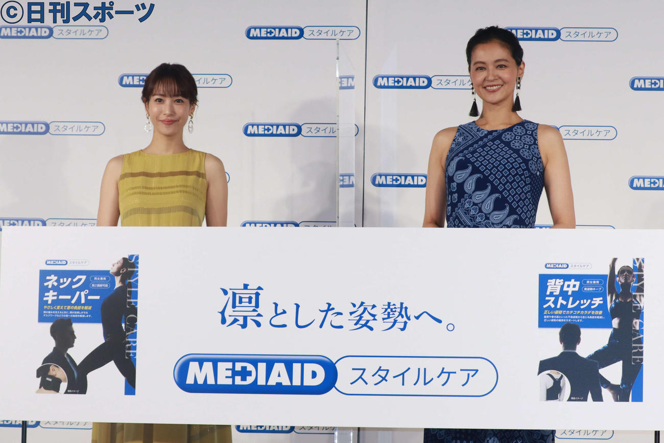 日本シグマックス「MEDIAID　スタイルケア」発売記念PRイベントで写真に納まる鷲見玲奈（左）と黒谷友香（撮影・勝部晃多）