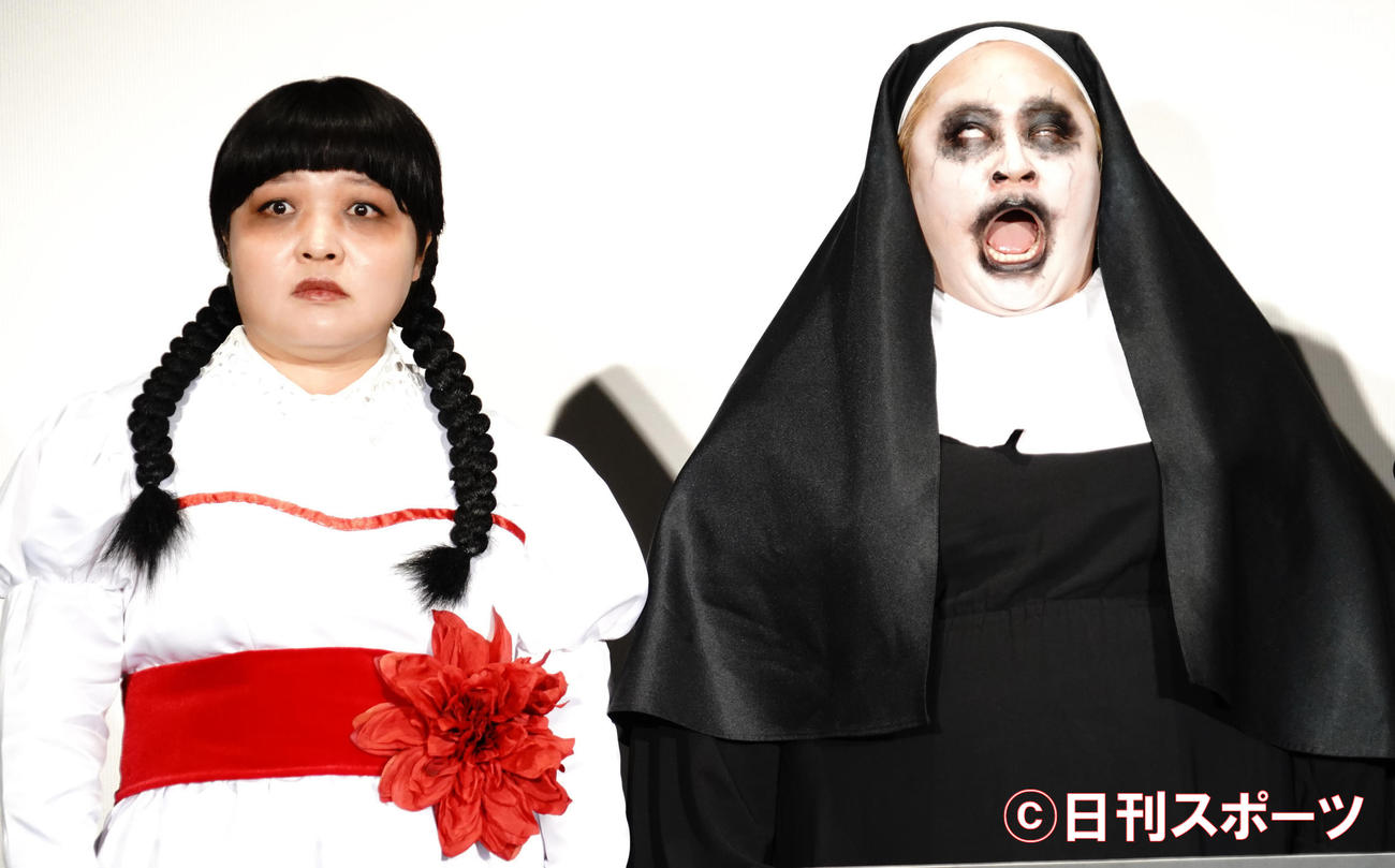 映画「死霊館　悪魔のせいなら、無罪。」の公開直前イベントに出席した、お笑いコンビおかずクラブのオカリナ（左）とゆいP（撮影・佐藤成）