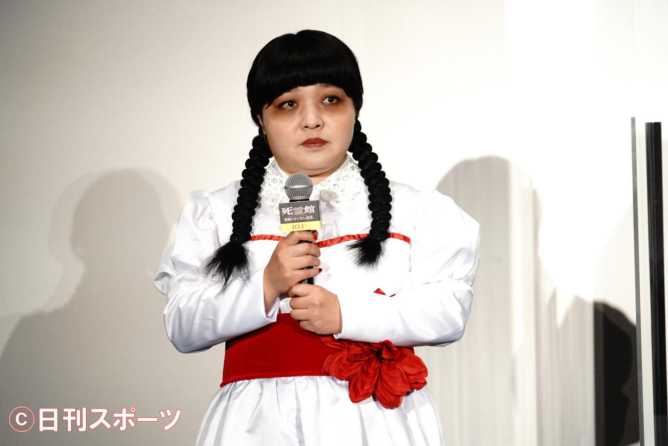 映画「死霊館　悪魔のせいなら、無罪。」の公開直前イベントに出席したお笑いコンビおかずクラブのオカリナ（撮影・佐藤成）